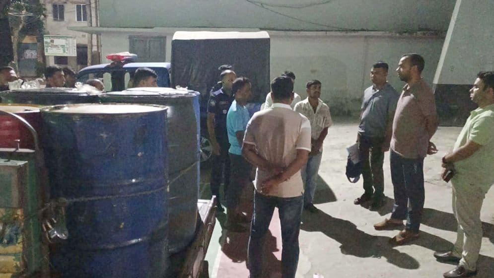 অভয়নগরে সার-কীটনাশকের দোকান থেকে ১ হাজার লিটার জ্বালানি তেল জব্দ, ব্যবসায়ীকে জরিমানা