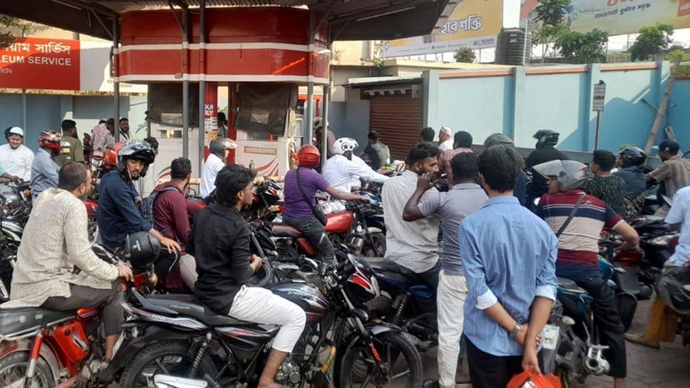 যশোরে তেলের হাহাকার: ফুয়েল স্টেশনে ভিড় ও হুড়োহুড়ি