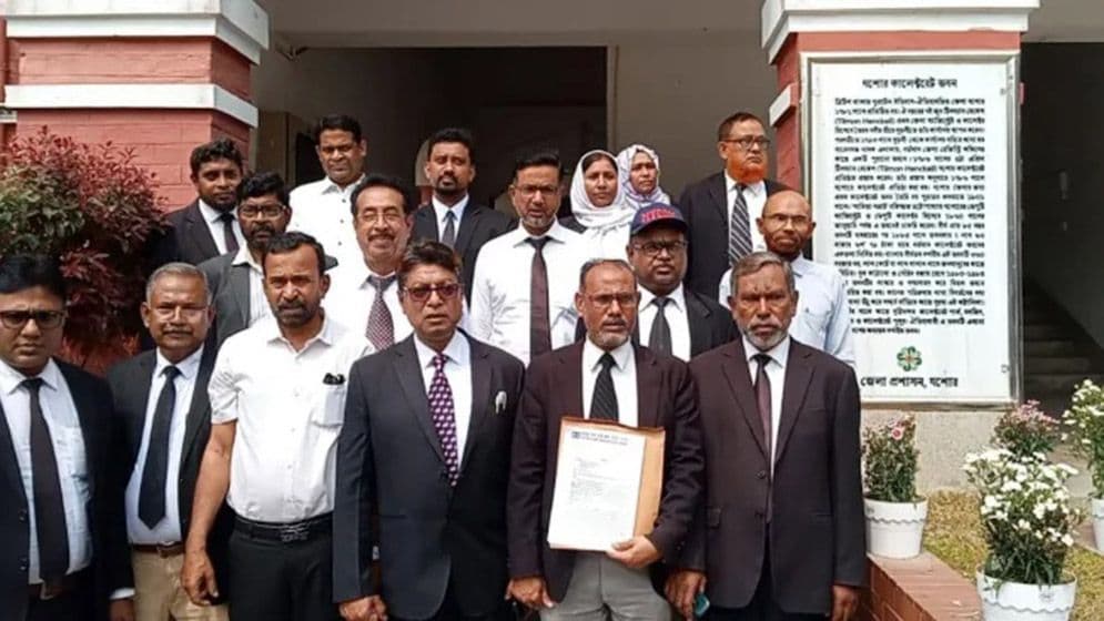যশোরে দুই বিচারকের আদালত বর্জনের পর আইনজীবীরা স্মারকলিপি প্রদান