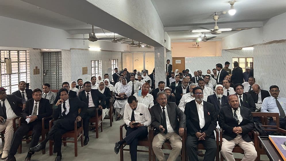 যশোরে তিনটি আদালতে ভারপ্রাপ্ত জেলা ও দায়রা জজের ওপর ক্ষোভে আইনজীবীরা শুরু করেছেন আদালত বর্জন।