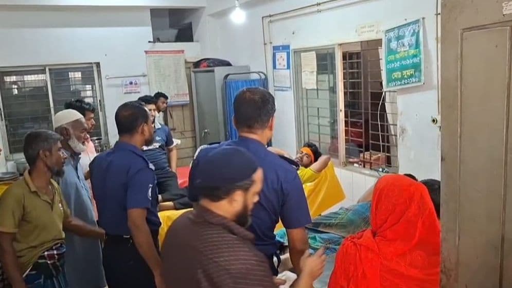 লক্ষ্মীপুরে সাবেক ট্রাফিক কনস্টেবলের হামলায় ৩ জন আহত, ভবন থেকে লাফ দিয়ে মৃত্যু