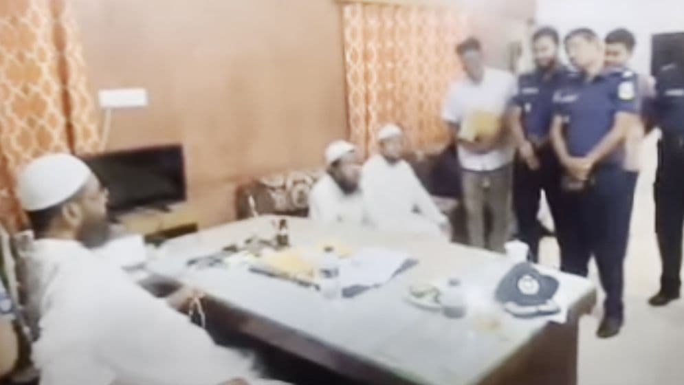 ময়মনসিংহের ফুলপুর থানা: এমপি মুহাম্মাদুল্লাহর ওসির চেয়ারে বসা নিয়ে বিতর্ক