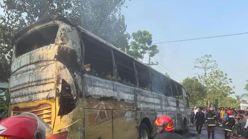যশোরে চলন্ত বাসে আগুন, কোনো হতাহতের ঘটনা হয়নি
