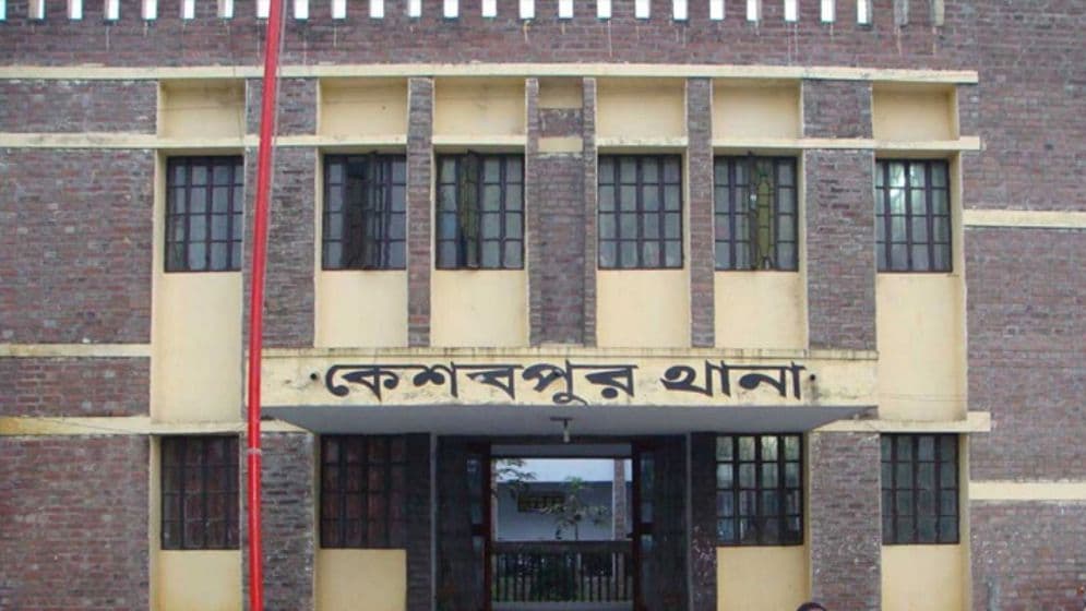 যশোরে গ্রামে মসজিদের মাইক থেকে উস্কানি, পুলিশকে পিটিয়ে সাজাপ্রাপ্ত আসামি ছিনিয়ে নিলেন স্থানীয়রা